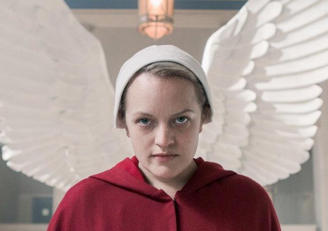 elisabeth moss com asas de anjo