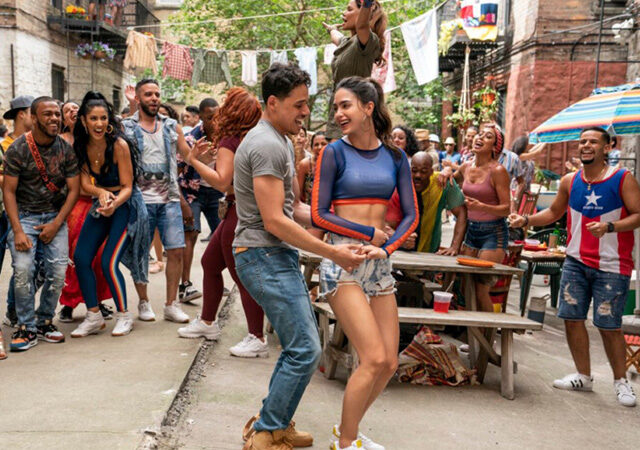 anthony ramos e stephanie beatriz abraçados em uma imagem promocional de in the heights