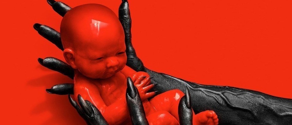 m&atilde;o segurando um beb&ecirc;