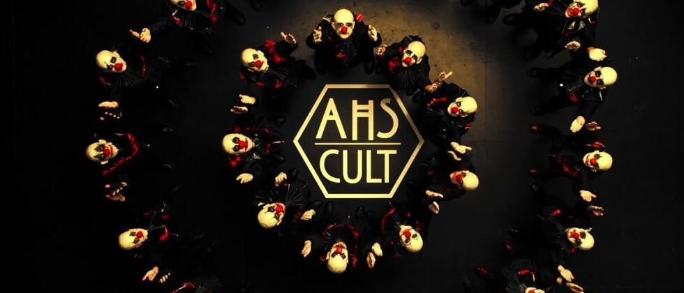 pessoas em c&iacute;rculo olhando para cima