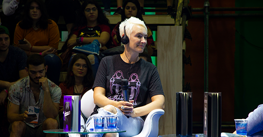 C.J Tudo sendo entrevistada na Bienal do Rio.