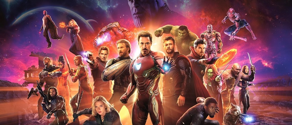 vingadores em formação e thanos no fundo