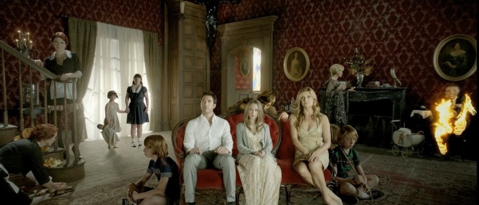 personagens de american horror story sentados um ao lado do outro