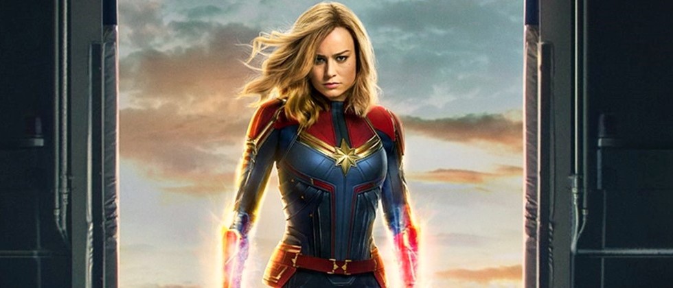 capitã marvel com o uniforme e as mãos em chamas