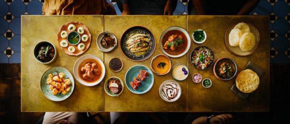 mesa repleta de alimentos diversos