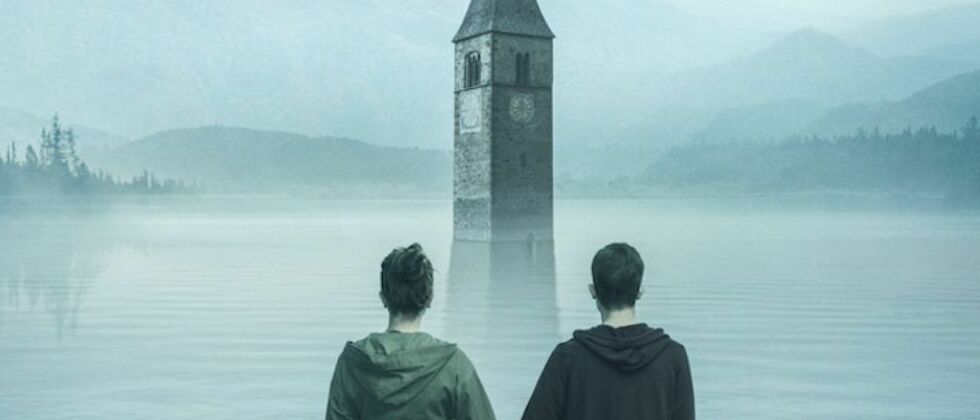 casal de mãos dadas em frente à uma alagação