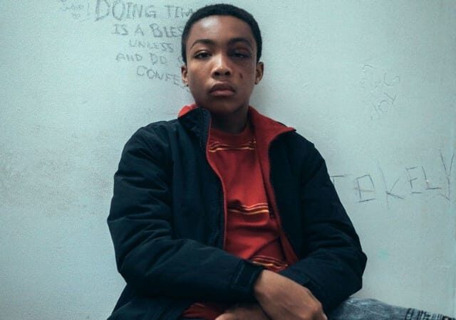 Imagem promocional de Olhos que Condenam, que aborda questões raciais