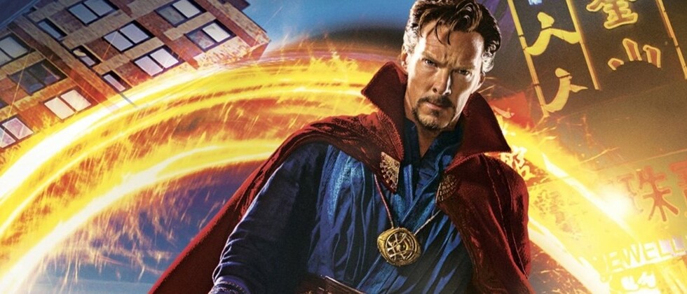 doutor estranho em frente a prédios 