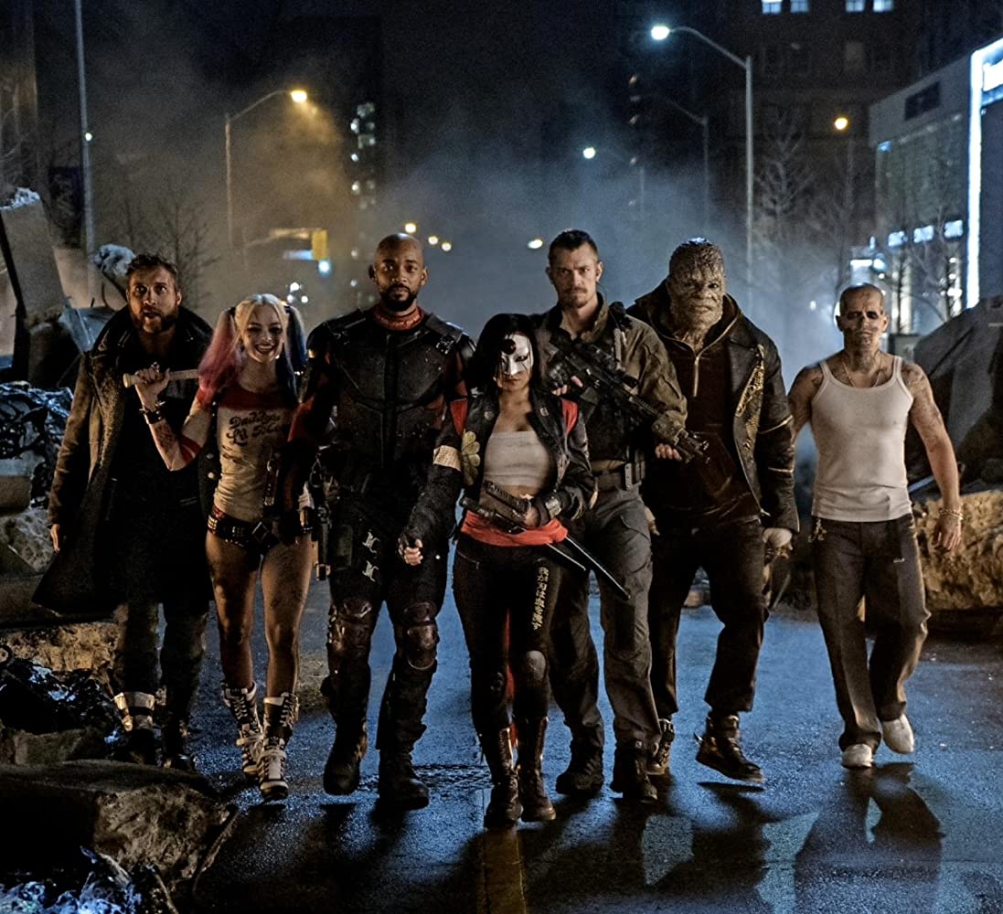 Will Smith, Adewale Akinnuoye-Agbaje, Jay Hernandez, Joel Kinnaman, Jai Courtney, Margot Robbie e Karen Fukuhara em Esquadrão Suicida (2016)