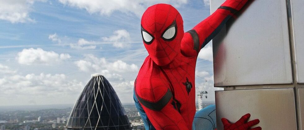 homem aranha escalando um prédio