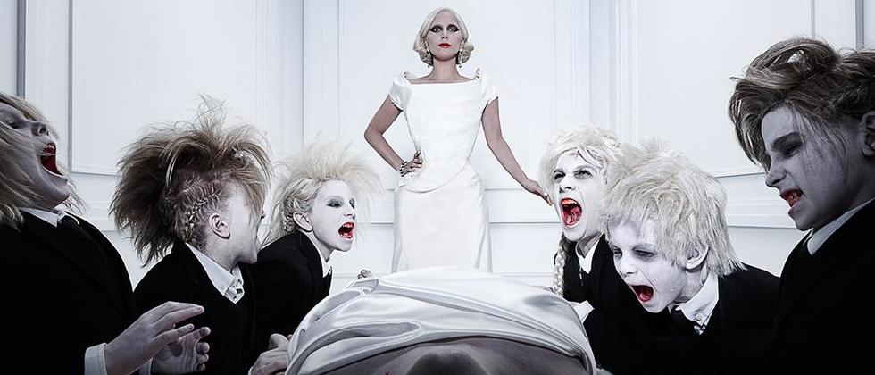 Lady Gaga no poster de american horror story hotel
