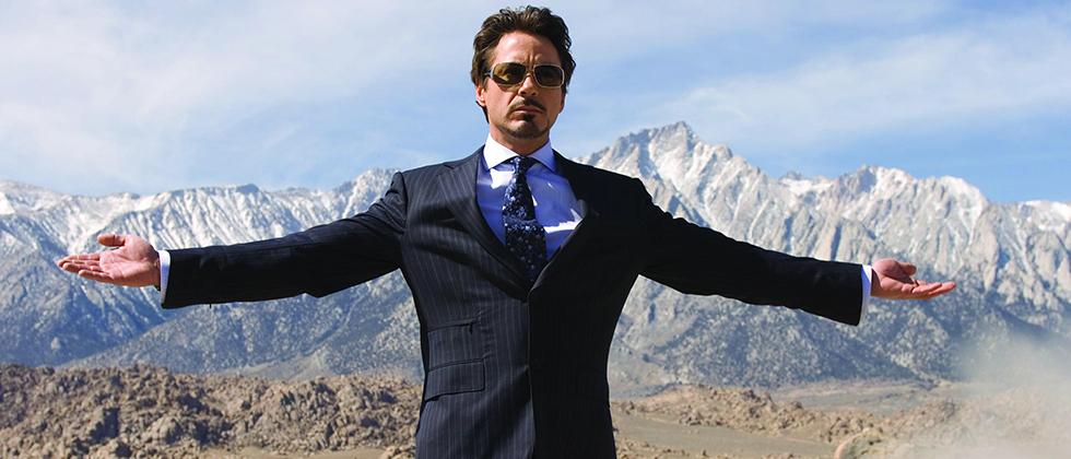 Robert Downey JR de braços abertos no deserto