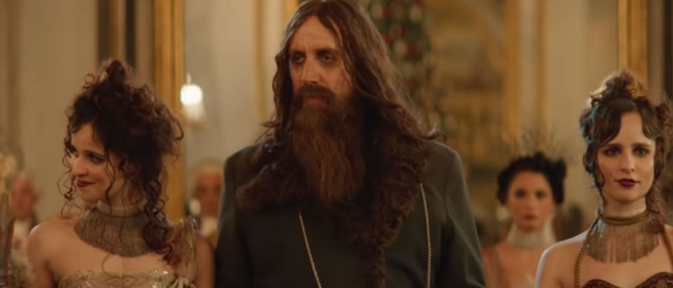Rhys Ifans como Rasputin no trailer de The King's Man