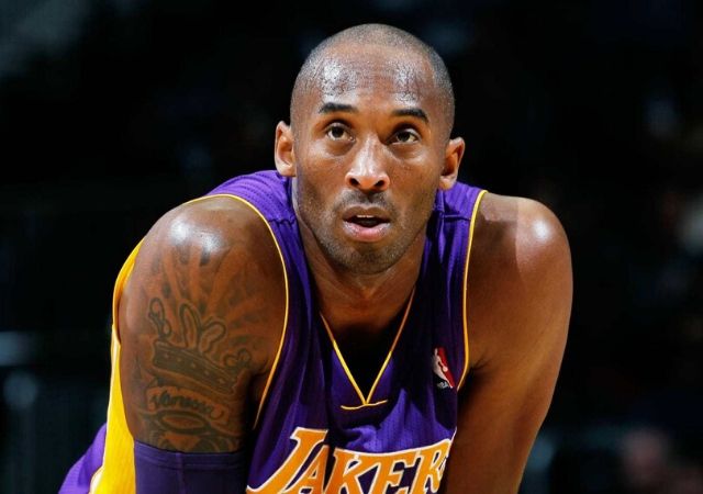 Kobe Bryant veste regata dos Lakers