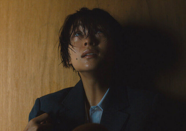 homem sentado olhando para cima