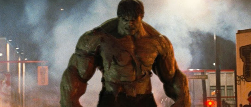 incrível hulk no meio de uma rua destruída