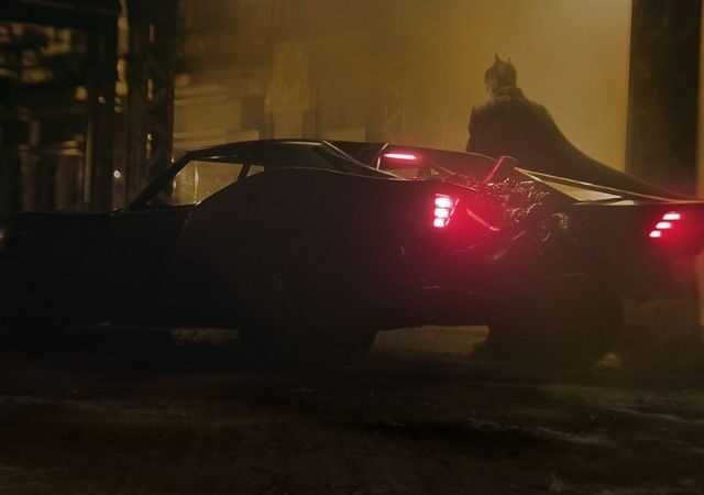 Carro do Batman com herói ao fundo
