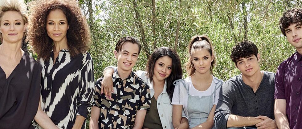 duas mulheres e cinco adolescente um ao lado do outro