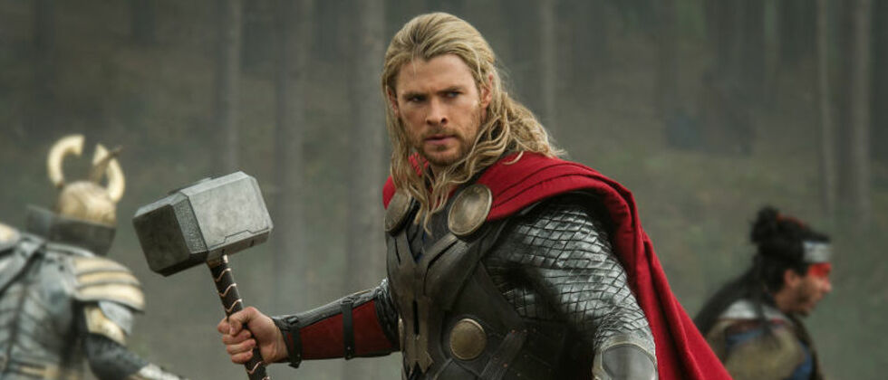 thor no campo de batalha em mundo sombrio