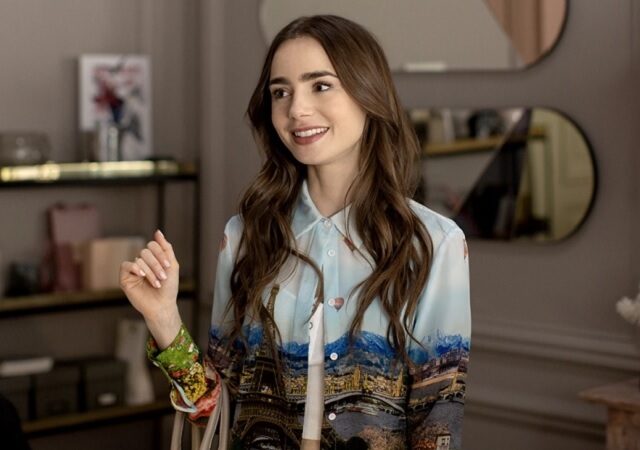 Lili Collins em Emily in Paris