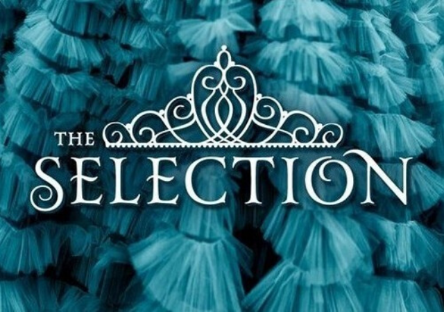 Imagem escrito "The Selection" com uma coroa, tudo isso num fundo de vestido de tule azul