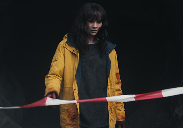 Martha em imagem promocional da 3ª temporada de Dark.