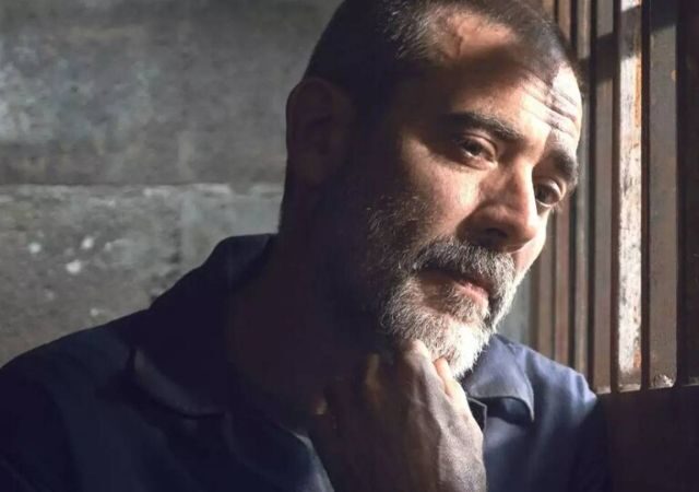 Jeffrey Dean Morgan olhando para o lado com mão no queixo
