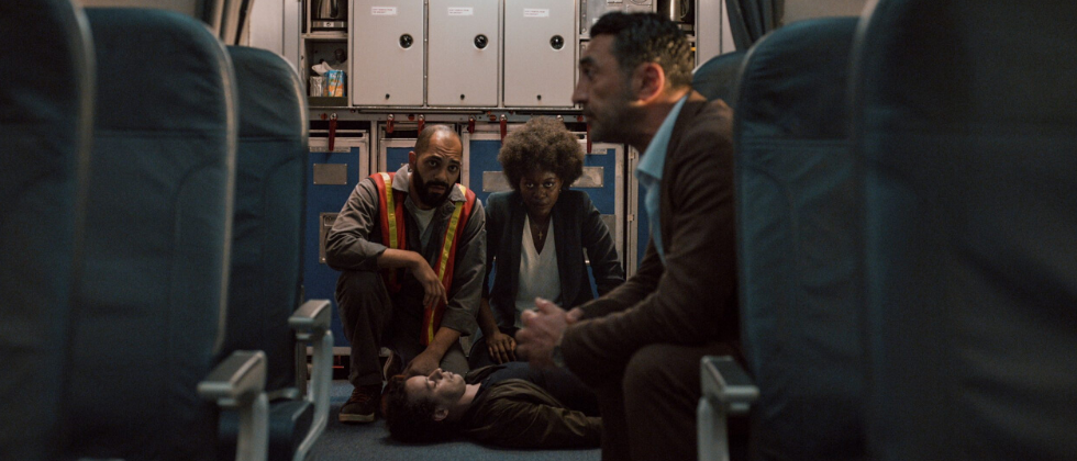 Noite Adentro: Passageiros tentam socorrer um dos passageiros durante o vôo