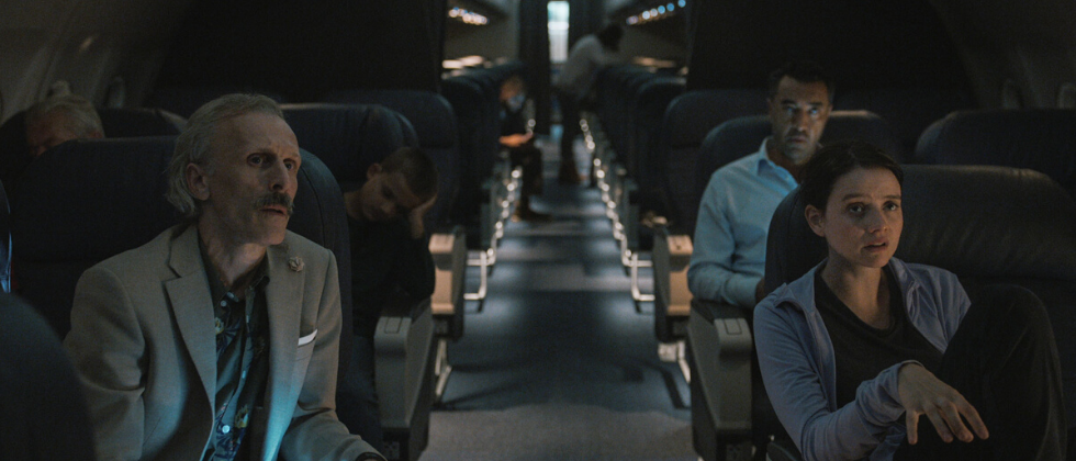 Rik e Sylvie sentados no avião