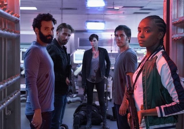 Elenco de The Old Guard olha em direção à câmera
