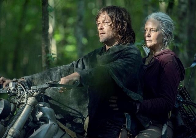 The Walkind Dead personagens Daryl e Carol andam de moto