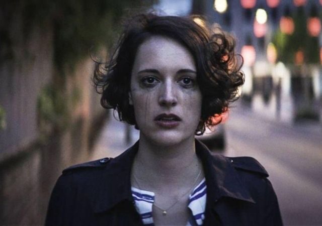 Personagem de Fleabag com maquiagem nos olhos borrada e cara de choro