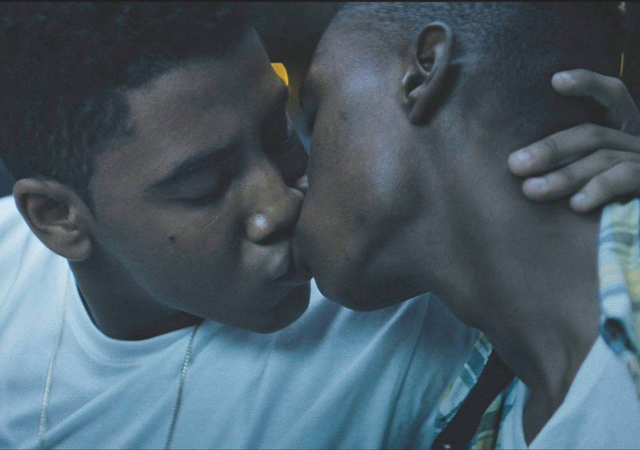 imagem de moonlight, com 2 meninos se beijando