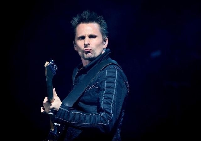 Integrante da banda Muse toca guitarra na turnê Simulation Theory