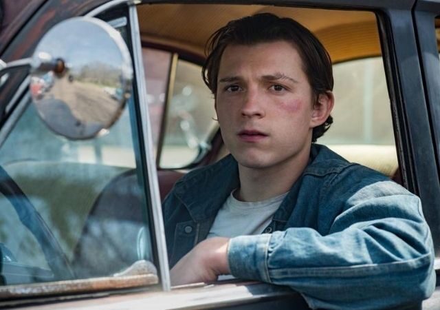 Tom Holland em cena de O Diabo de Cada Dia