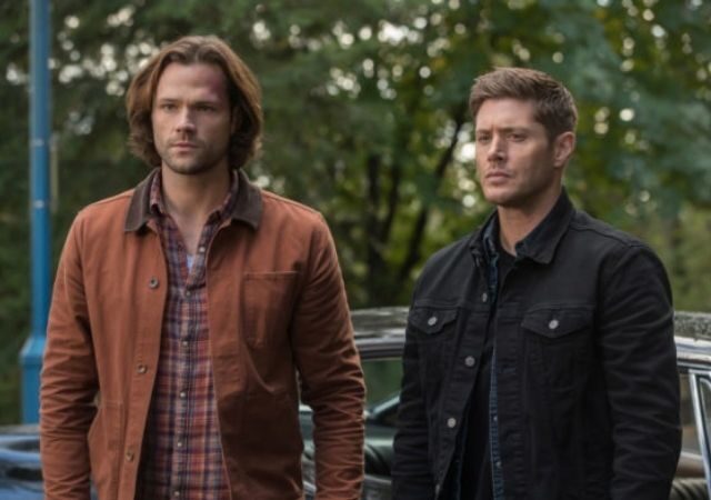 Irmãos da série Supernatural observam o horizonte sérios