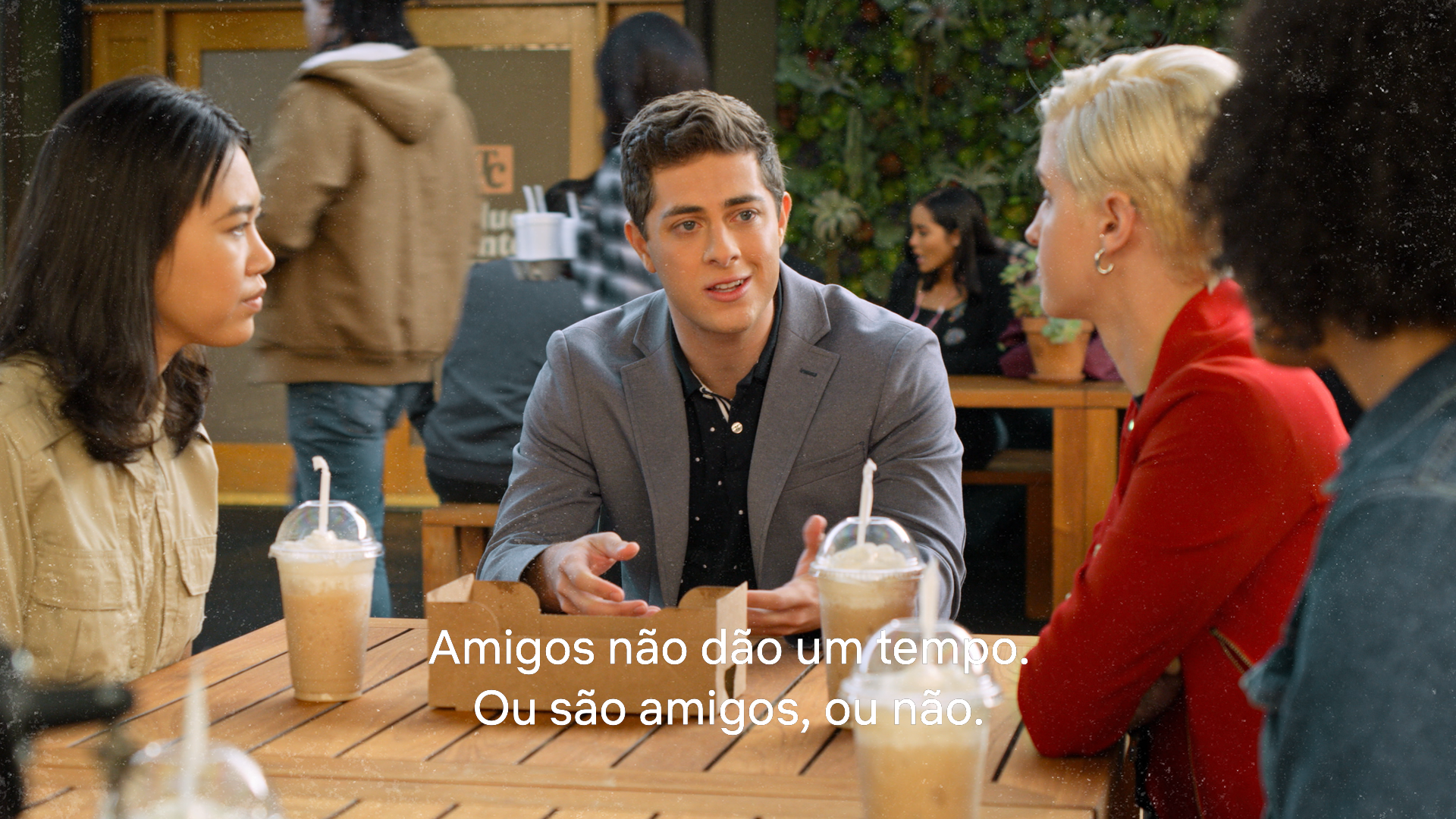 Ben na séries Eu Nunca falando: "Amigos não dão um tempo. Ou são amigos, ou não."