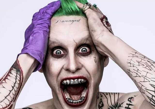 Imagem de Jared Leto caracterizado como Coringa, personagem que vai retornar em Liga da Justiça