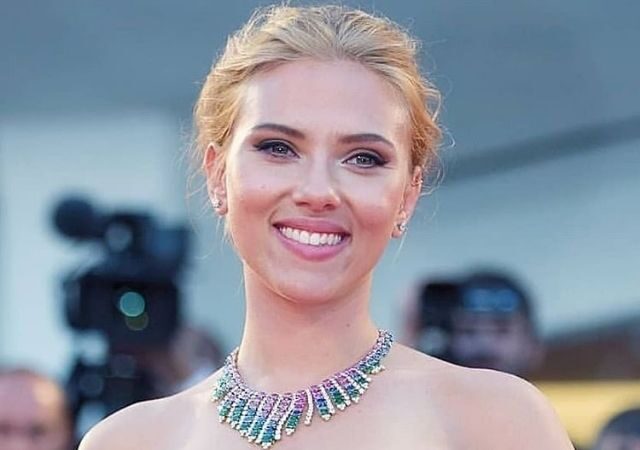 Scarlett Johansson, protagonista de Bride, sorrindo, com colar e cabelo preto e loiro