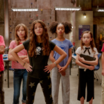 Imagem promocional do filme We Can Be Heroes com as crianças filhas dos heróis.