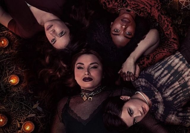 Quarteto de Jovens Bruxas Nova Irmandade deitado no chão