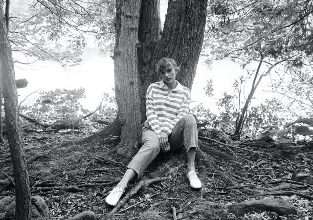 Imagem promocional do álbum folklore da cantora Taylor Swift