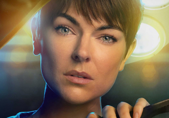 Imagem promocional da série Coroner, com Serinda Swan.