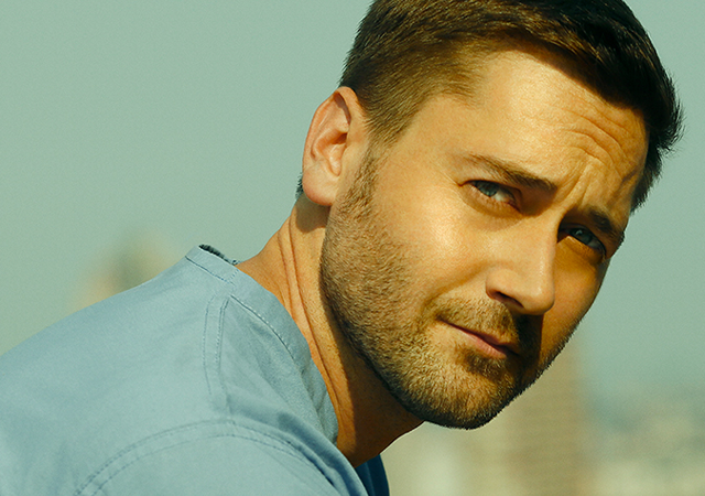 Ryan Eggold no pôster promocional da série New Amsterdam.