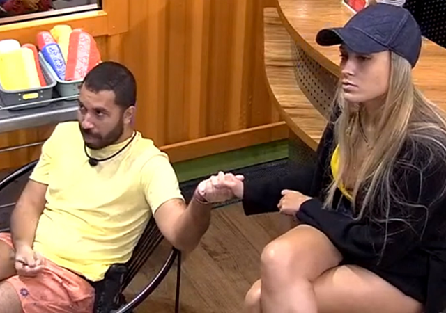 Gil e Sarah de mãos dadas no BBB21