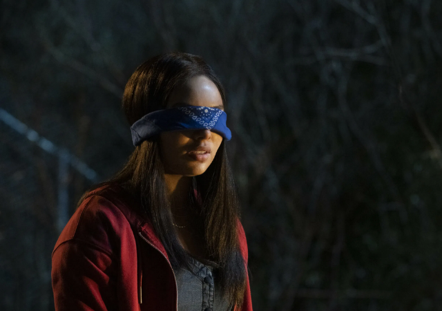 Menina usa venda enquanto joga Panic