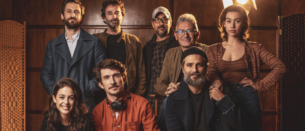 Santo: Da esquerda para a direita, o ator Raúl Arévalo, o diretor espanhol Gonzalo López-Gallego, o diretor brasileiro Vicente Amorim, o criador da série Carlos López, a atriz Greta Fernández. Sentados, a atriz Victoria Guerra, o produtor Miguel Angel Faura e o ator Bruno Gagliasso.