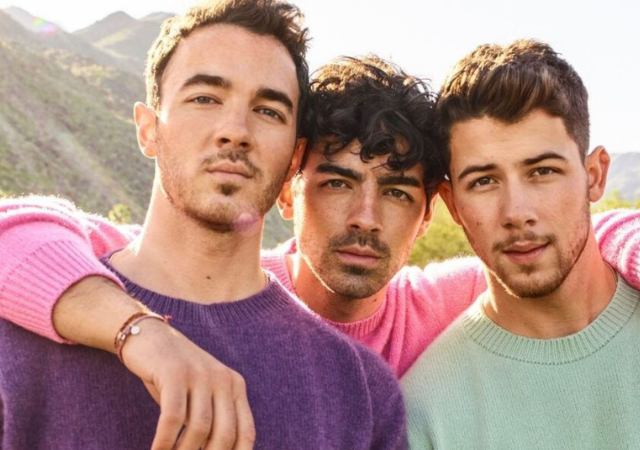 jonas brothers posando para foto
