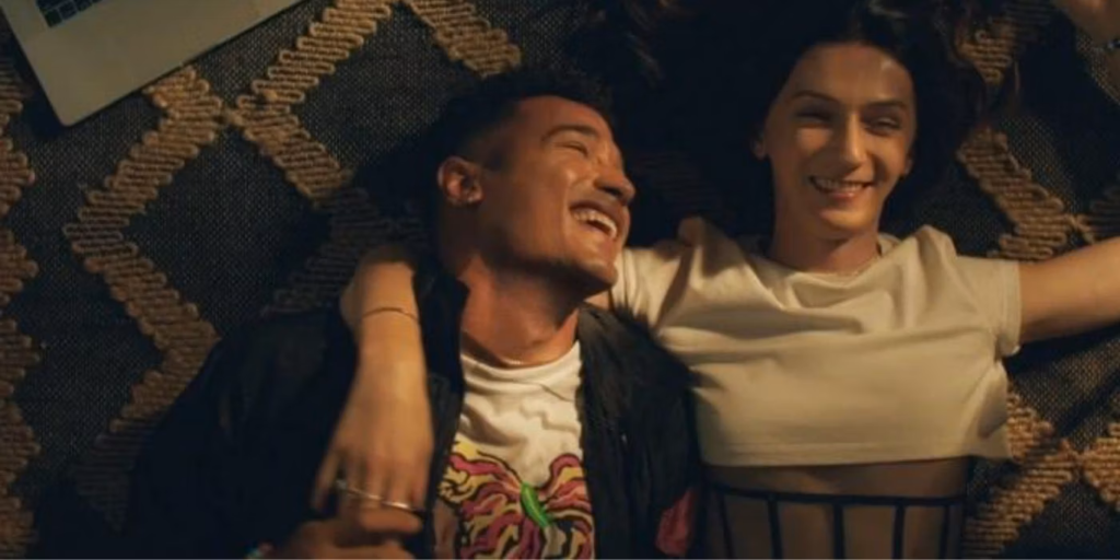 Shar e Ruthie deitados no chão