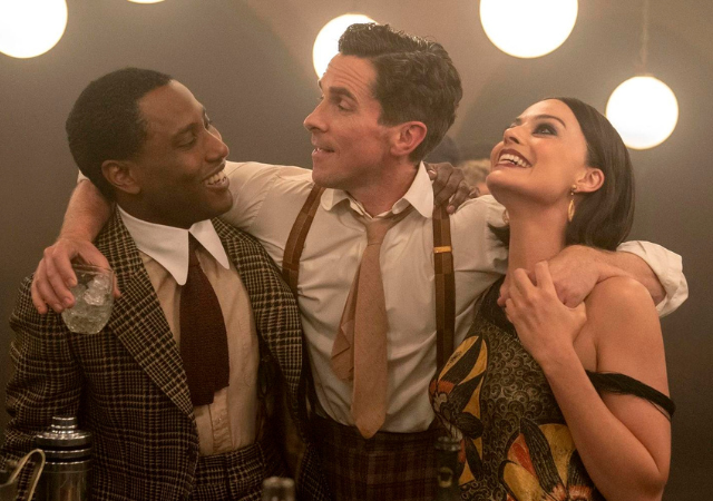 trio principal de amsterdam rindo abraçados